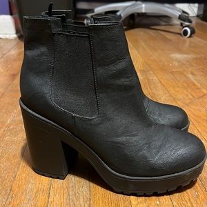 Divided Chunky heel boots